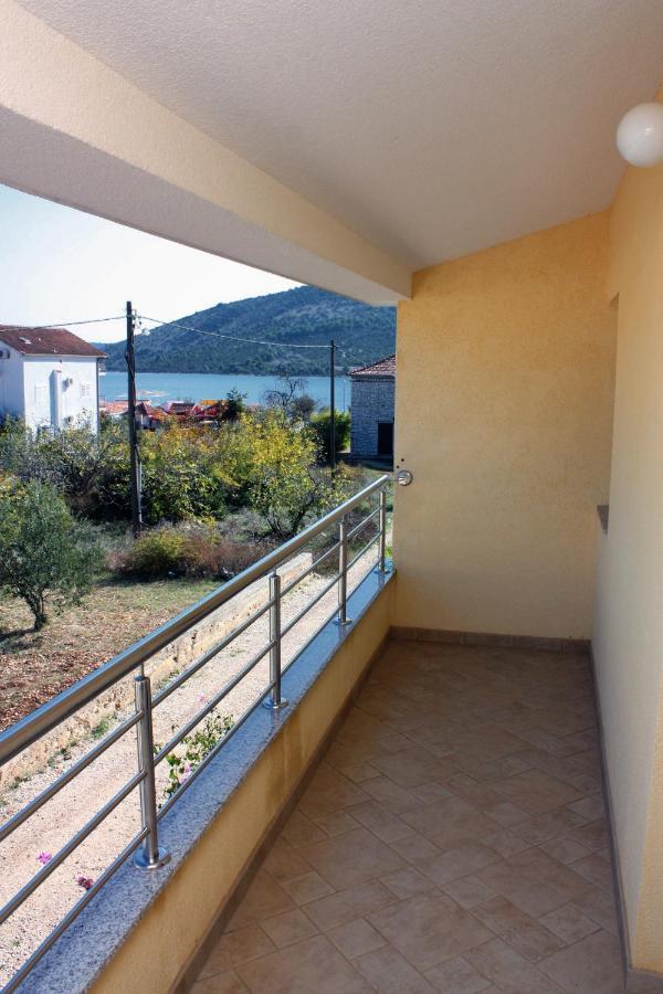 Apartments By The Sea Vinisce, Trogir - 5229 Esterno foto