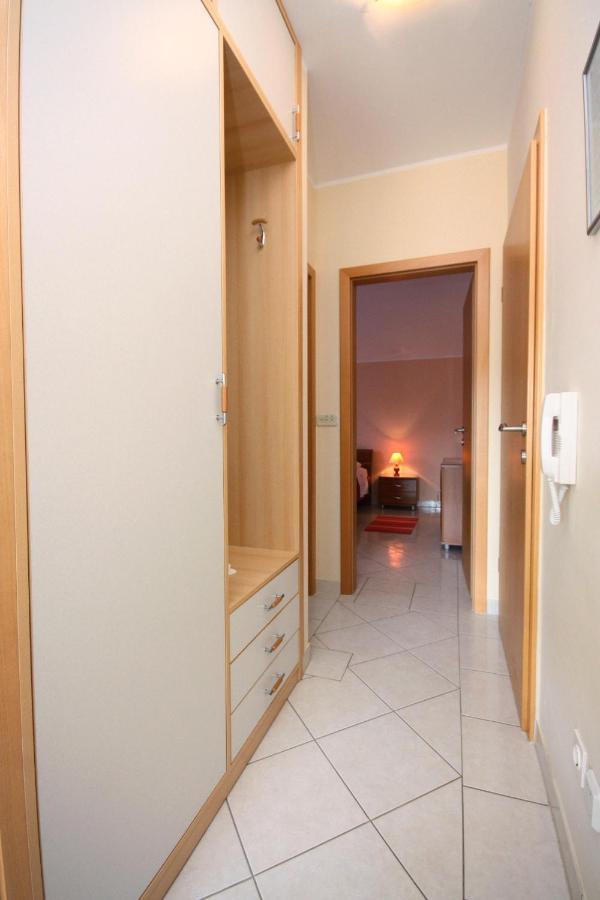 Apartments By The Sea Vinisce, Trogir - 5229 Esterno foto